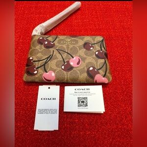 ❤️❤️❤️NEW Coach Cherry Print Wristlet/wallet ❤️❤️ ❤️